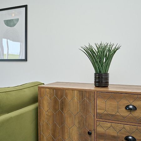 Spacious 1 Bed Apt - Stunning Views & Private Parking - 5 Mins To Beach - Dog Friendly - Close To Ventnor, Shanklin & Sandown - Ideal For Friends, Families & Business Travellers - Sleeps Up To 4 Guests - Managed By "Greenstay Serviced Accommodation" Bonchurch Exterior photo
