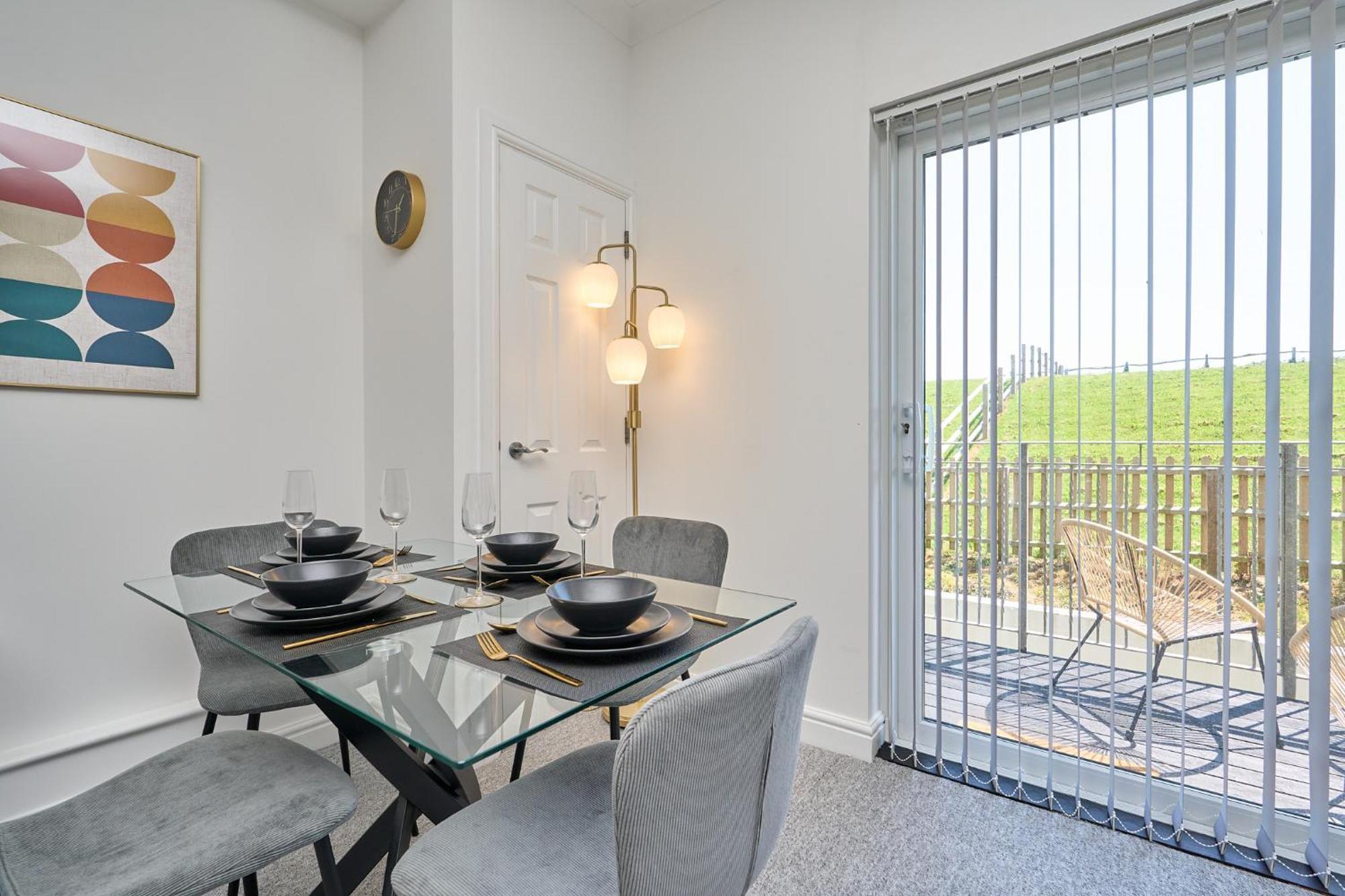 Spacious 1 Bed Apt - Stunning Views & Private Parking - 5 Mins To Beach - Dog Friendly - Close To Ventnor, Shanklin & Sandown - Ideal For Friends, Families & Business Travellers - Sleeps Up To 4 Guests - Managed By "Greenstay Serviced Accommodation" Bonchurch Exterior photo