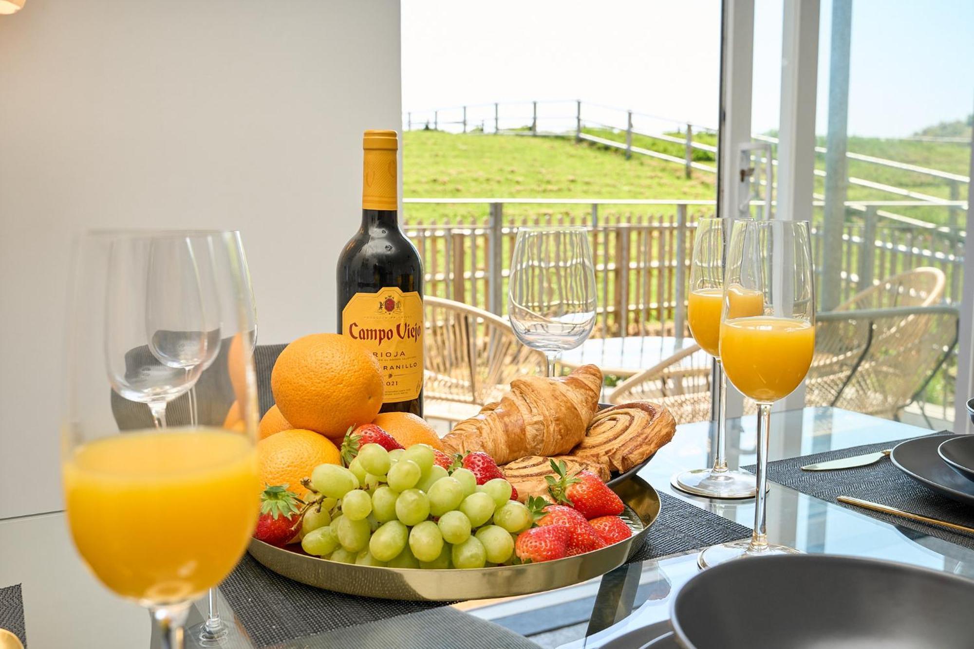 Spacious 1 Bed Apt - Stunning Views & Private Parking - 5 Mins To Beach - Dog Friendly - Close To Ventnor, Shanklin & Sandown - Ideal For Friends, Families & Business Travellers - Sleeps Up To 4 Guests - Managed By "Greenstay Serviced Accommodation" Bonchurch Exterior photo