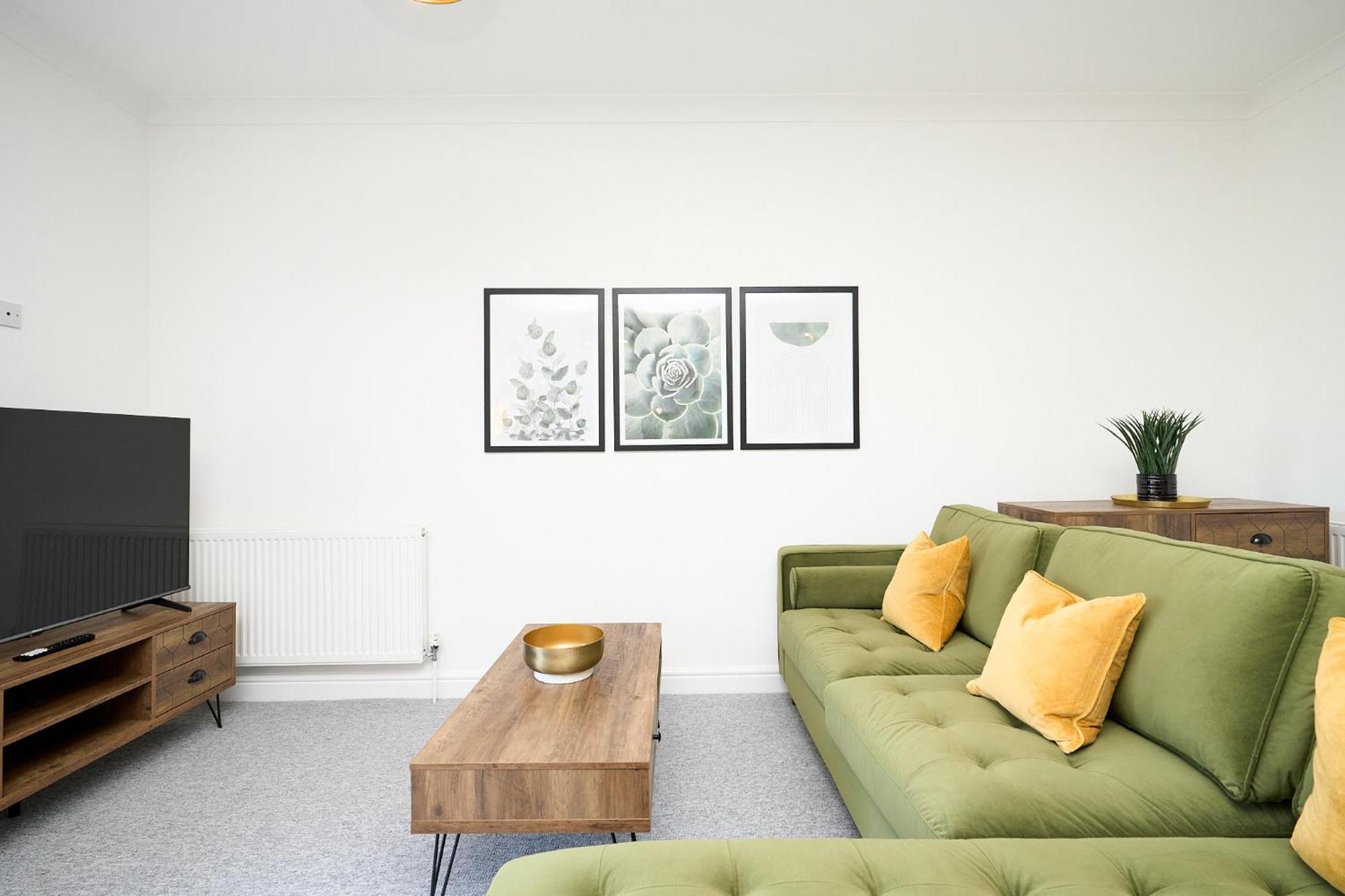 Spacious 1 Bed Apt - Stunning Views & Private Parking - 5 Mins To Beach - Dog Friendly - Close To Ventnor, Shanklin & Sandown - Ideal For Friends, Families & Business Travellers - Sleeps Up To 4 Guests - Managed By "Greenstay Serviced Accommodation" Bonchurch Exterior photo
