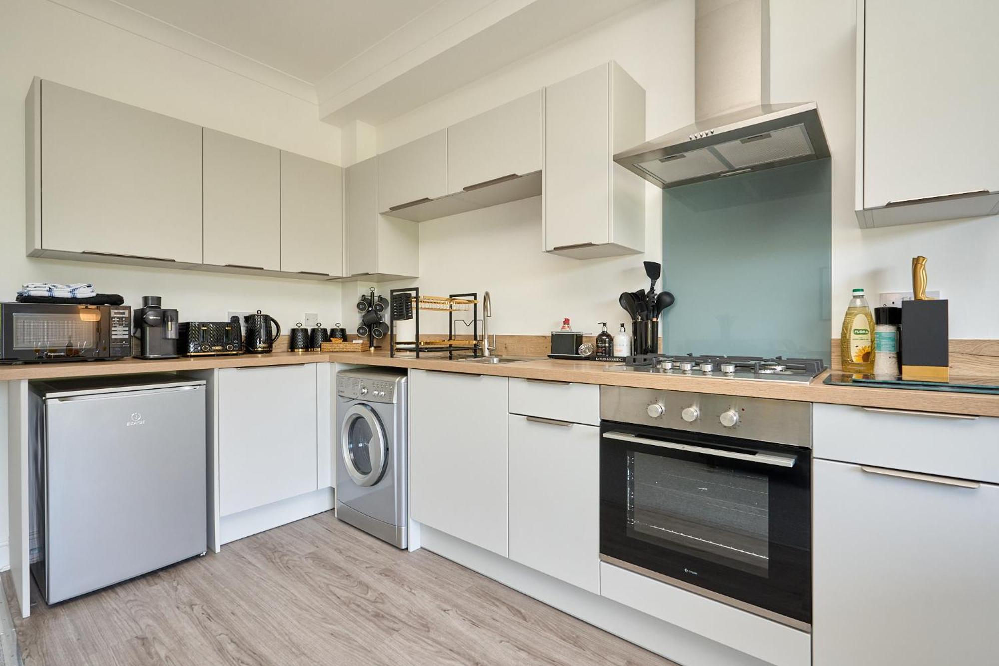 Spacious 1 Bed Apt - Stunning Views & Private Parking - 5 Mins To Beach - Dog Friendly - Close To Ventnor, Shanklin & Sandown - Ideal For Friends, Families & Business Travellers - Sleeps Up To 4 Guests - Managed By "Greenstay Serviced Accommodation" Bonchurch Exterior photo