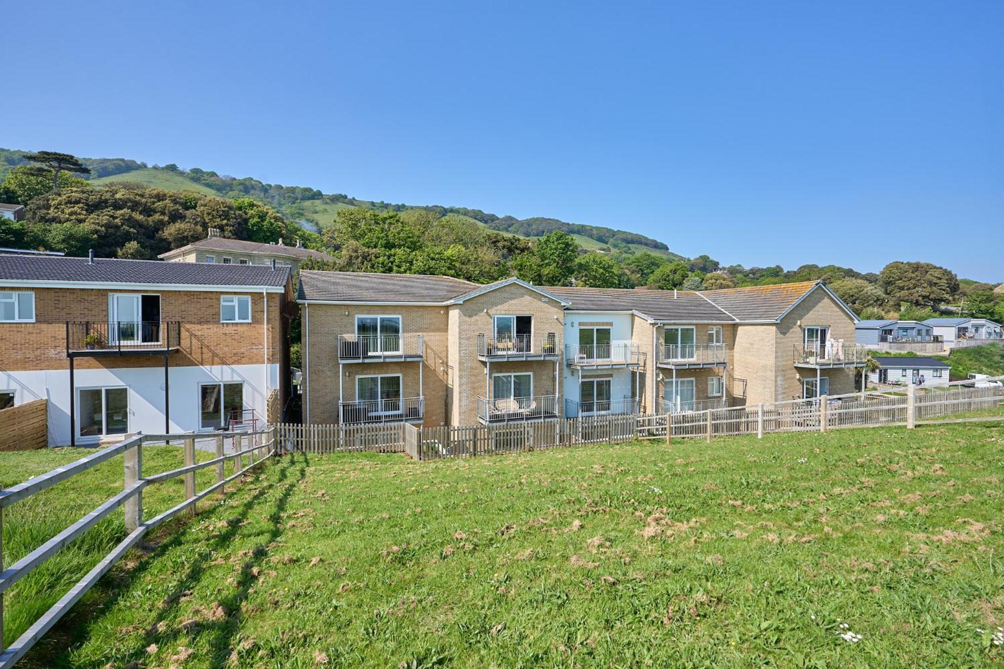 Spacious 1 Bed Apt - Stunning Views & Private Parking - 5 Mins To Beach - Dog Friendly - Close To Ventnor, Shanklin & Sandown - Ideal For Friends, Families & Business Travellers - Sleeps Up To 4 Guests - Managed By "Greenstay Serviced Accommodation" Bonchurch Exterior photo