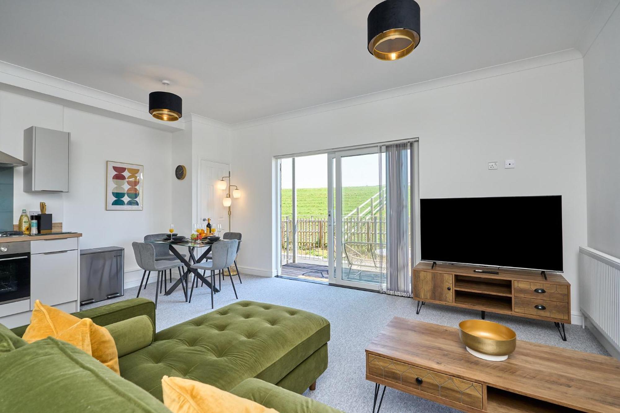 Spacious 1 Bed Apt - Stunning Views & Private Parking - 5 Mins To Beach - Dog Friendly - Close To Ventnor, Shanklin & Sandown - Ideal For Friends, Families & Business Travellers - Sleeps Up To 4 Guests - Managed By "Greenstay Serviced Accommodation" Bonchurch Exterior photo